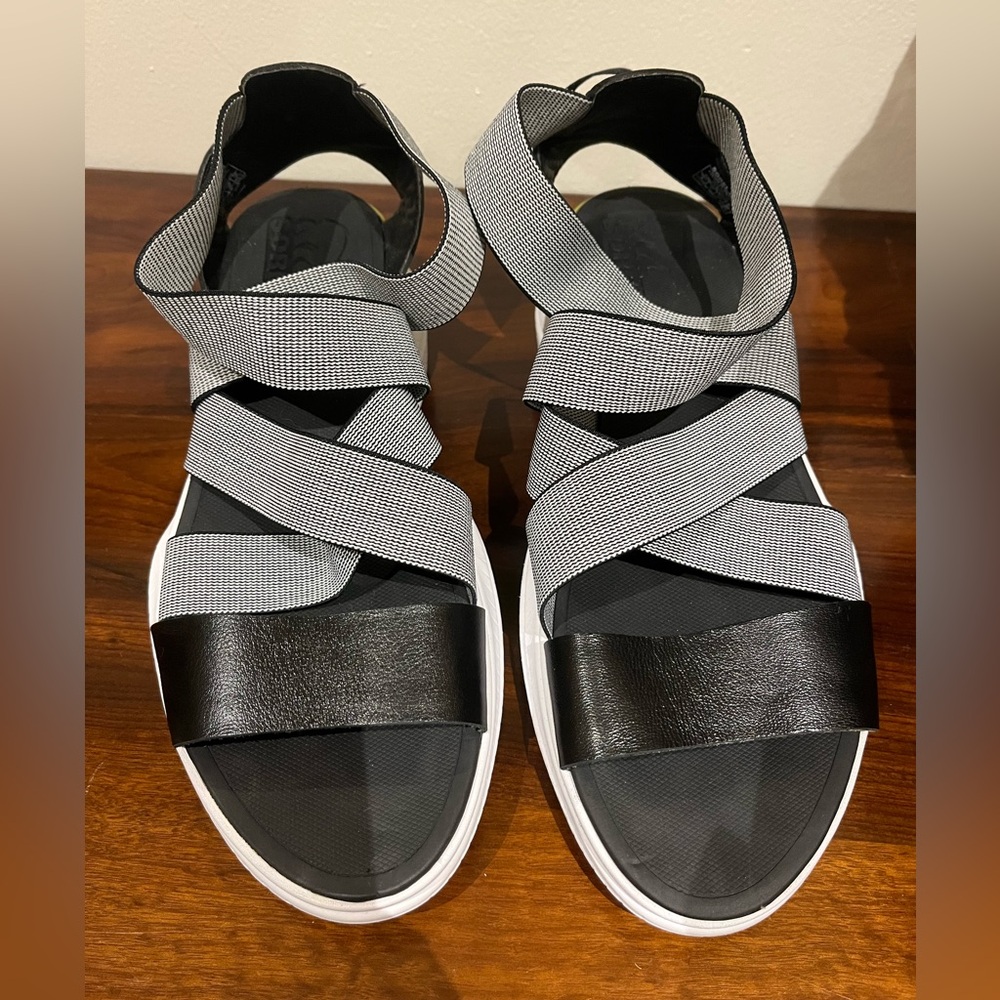 SOREL strappy elastic sandals - size 9